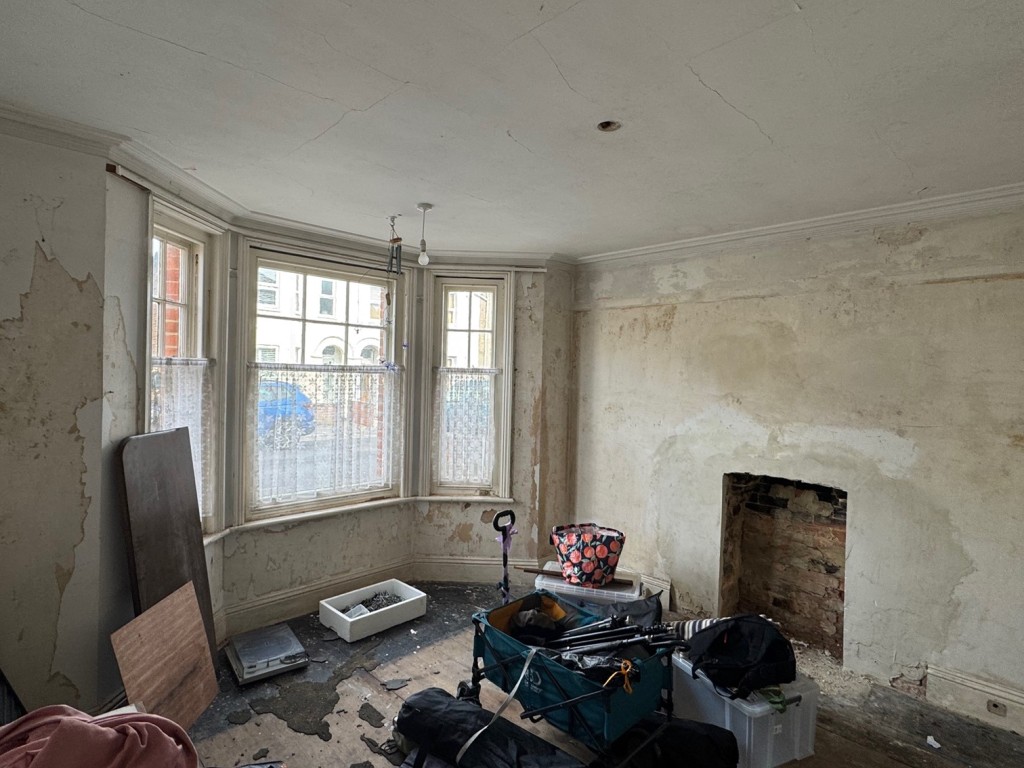 Lot: 58 - DETACHED HOUSE FOR IMPROVEMENT - Lounge